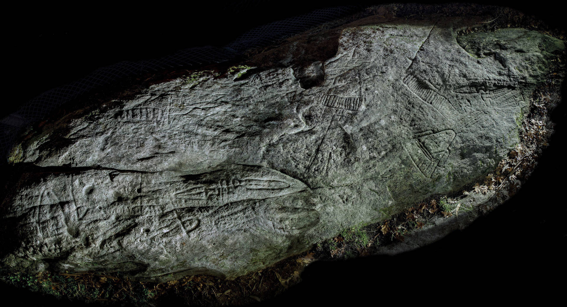 Vista general nocturna del Petroglifo de Conxo. ©Colectivo a Rula.