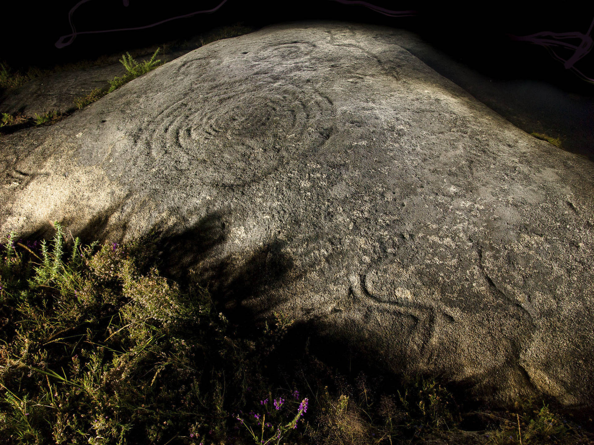 Vista xeral de noite da Pedra Bicuda de Loureiro.©Colectivo a Rula